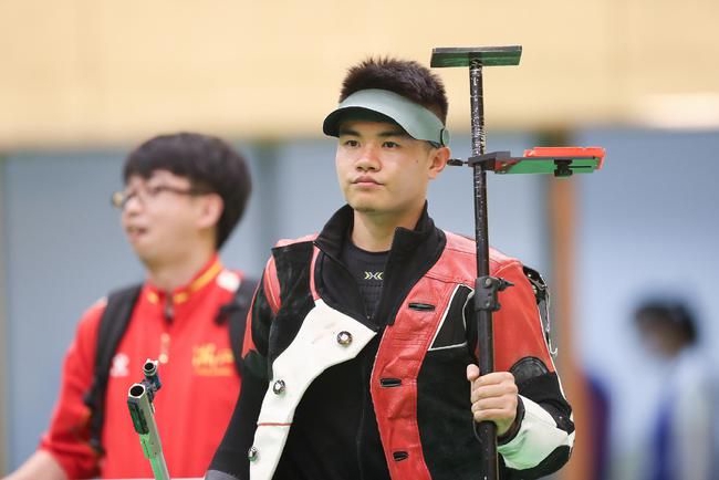 极速电竞:火箭速度！选手夺得男子射击项目冠军